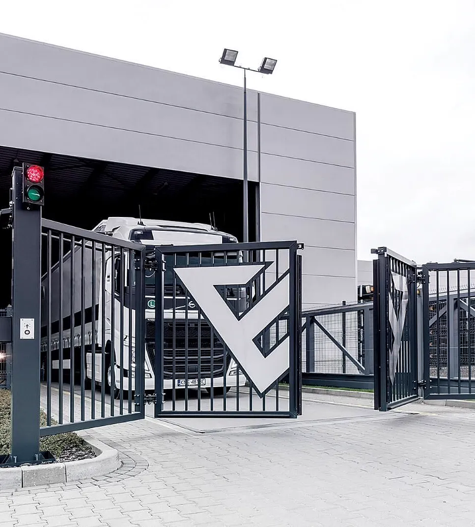 Ogrodzenie panelowe z bramą skrzydłową na wjeździe na teren zakładu — realizacja EASY OPEN
